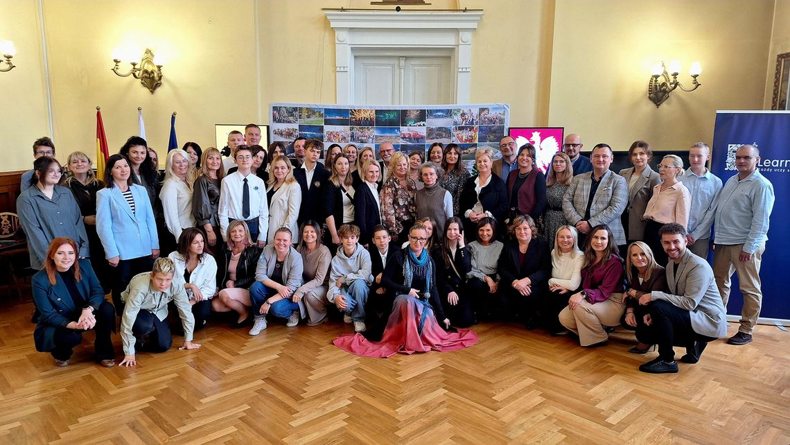 Technologia ma służyć ludziom — plan odpowiedzialnej cyfryzacji szkół Technologia ma służyć ludziom — plan odpowiedzialnej cyfryzacji szkół