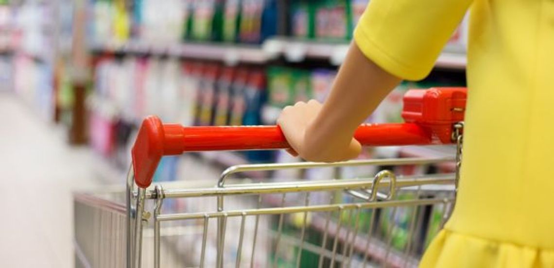 Tłok w sklepie, kolejki i błędne oznakowanie cen – najbardziej irytujące dla polskich konsumentów