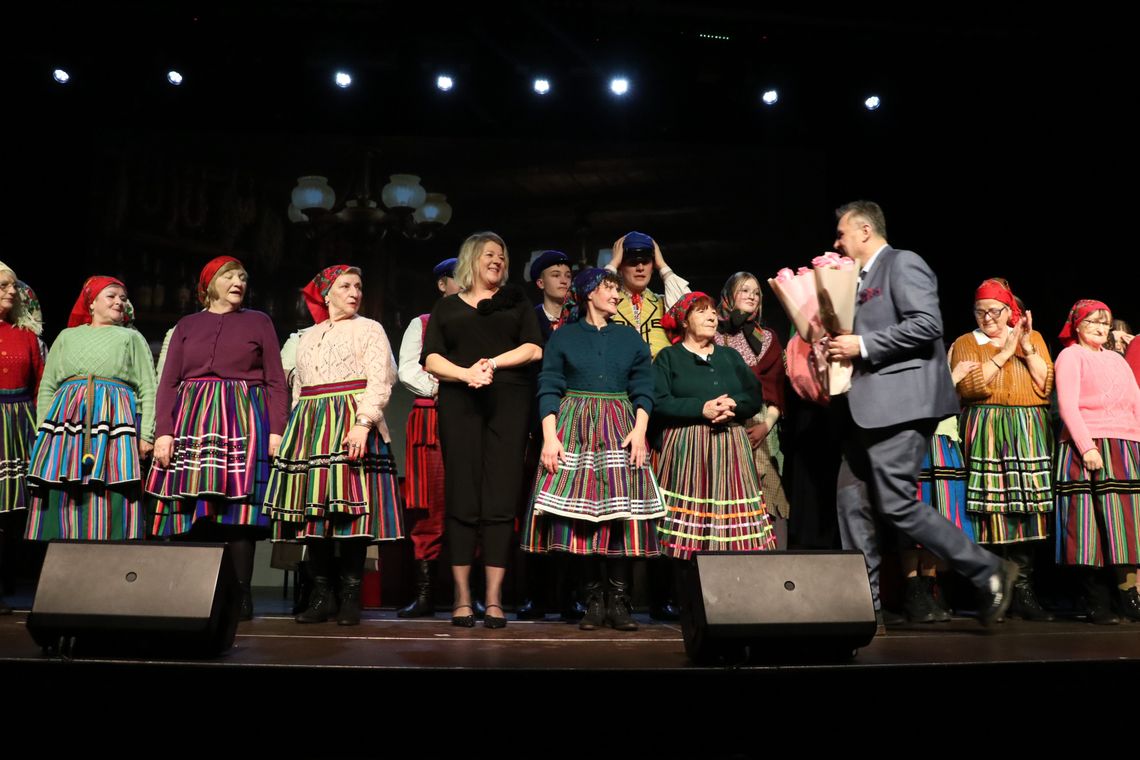 Tłusty Czwartek w Tomaszowie: Zrękowiny w PCAS — pączki, oberki i 1 949 zł dla Kingi