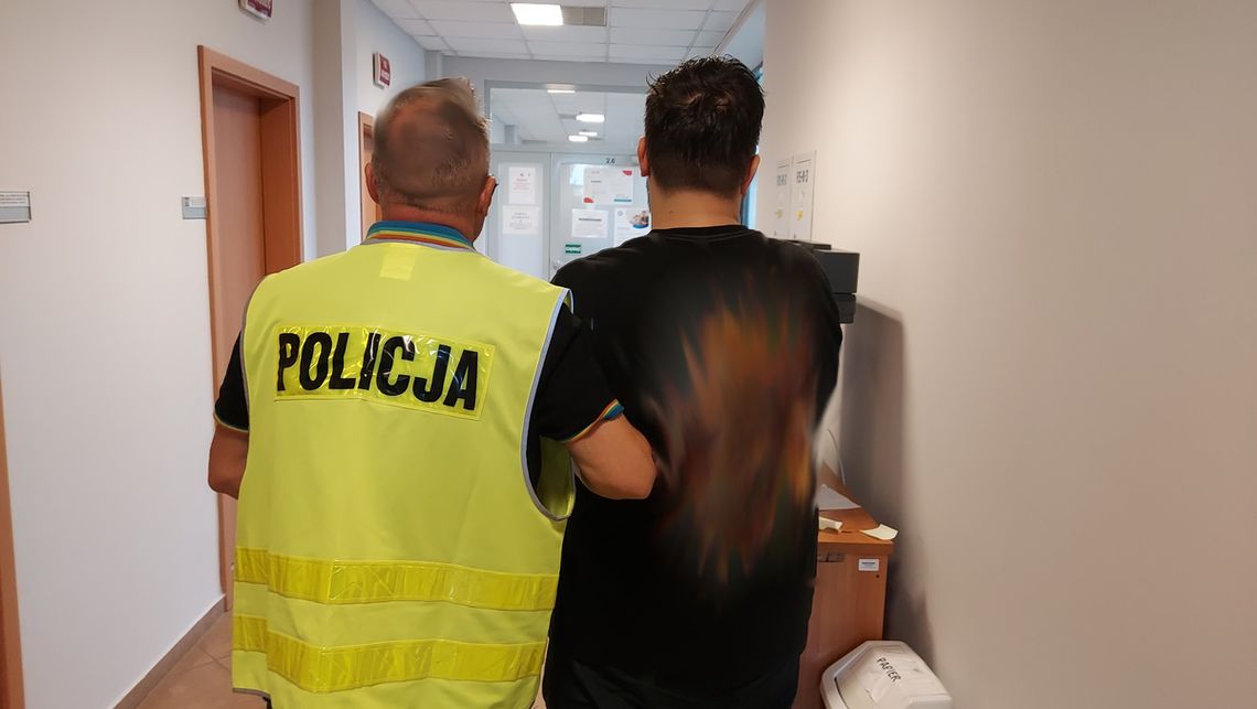 Tomaszów Mazowiecki: poszukiwany 30-latek wpadł w mieszkaniu. Funkcjonariusz Policji z zatrzymanym, poszukiwanym trzydziestolatkiem.