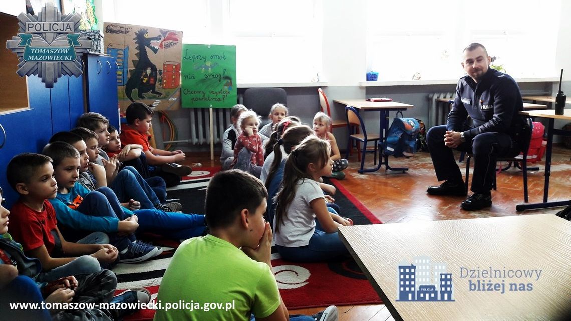 Tomaszowscy dzielnicowi kontynuują prelekcyjne spotkania z uczniami podstawówek