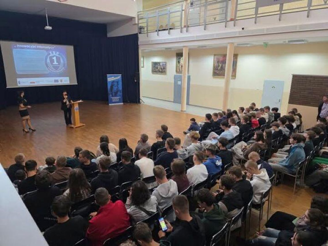 Tomaszowski „Mechanik” przyspiesza cyfrowy rozwój uczniów i nauczycieli Tomaszowski „Mechanik” przyspiesza cyfrowy rozwój uczniów i nauczycieli