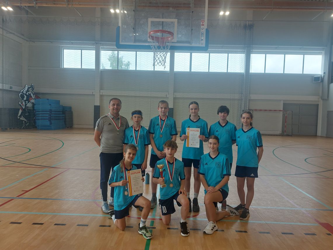 Tomek pod koszami Tomek pod koszami