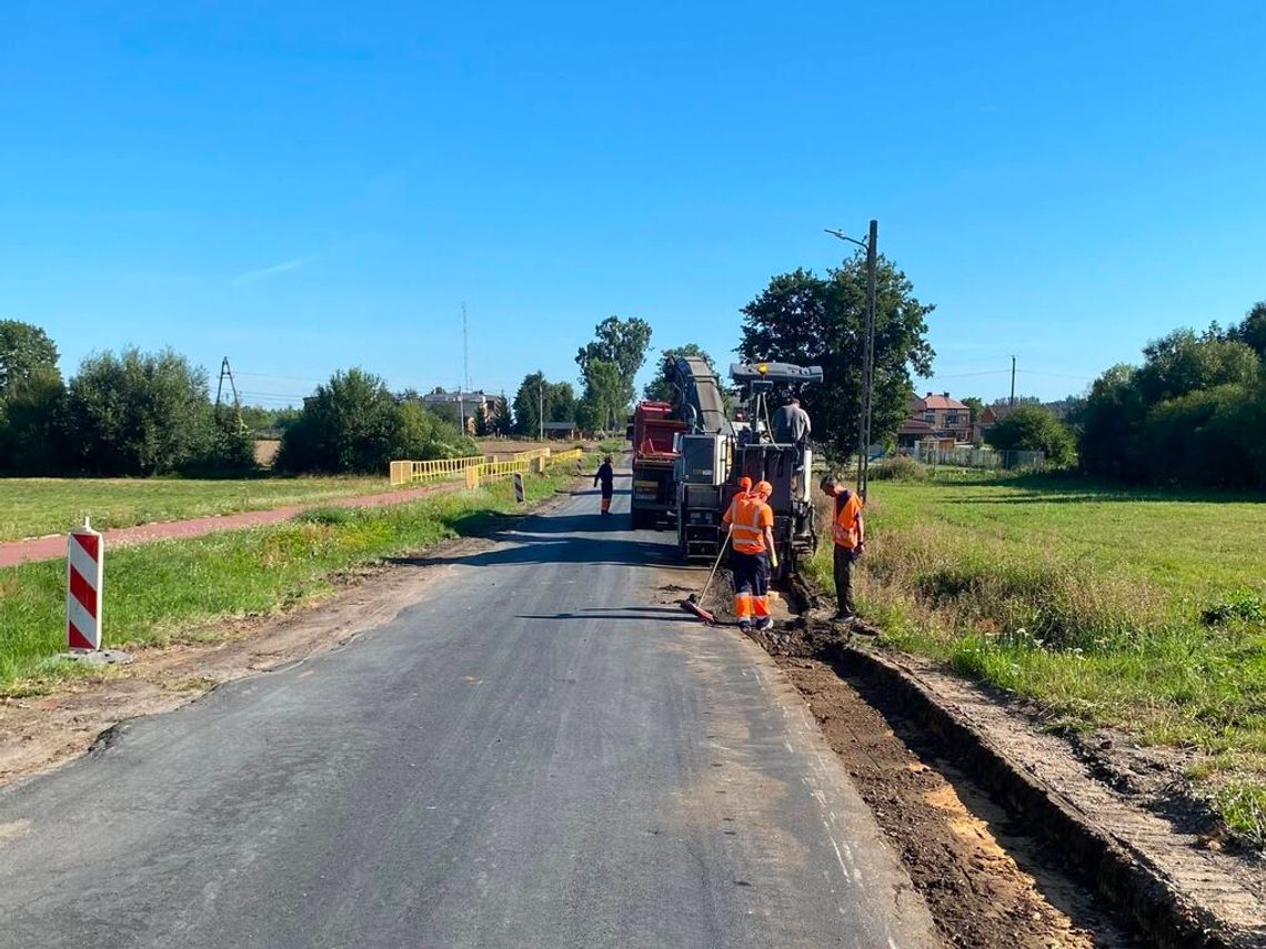 Trwa przebudowa drogi w Bielowicach. Odcinek ma zyskać szerszą jezdnię i nowe oznakowanie