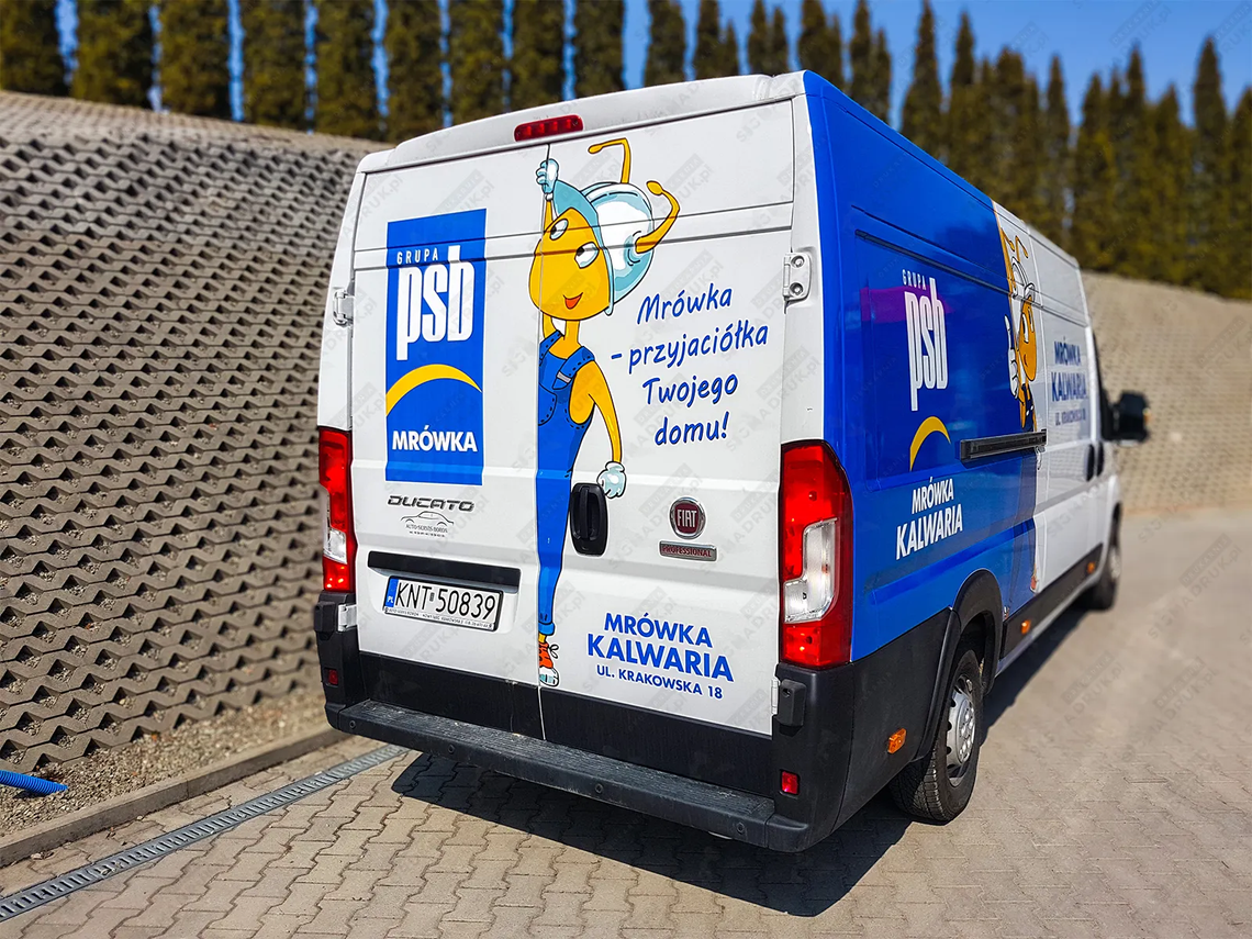 Twoja firma w ruchu – jak oklejanie samochodów i naklejki odblaskowe zmieniają zwykłe auta w skuteczne reklamy?