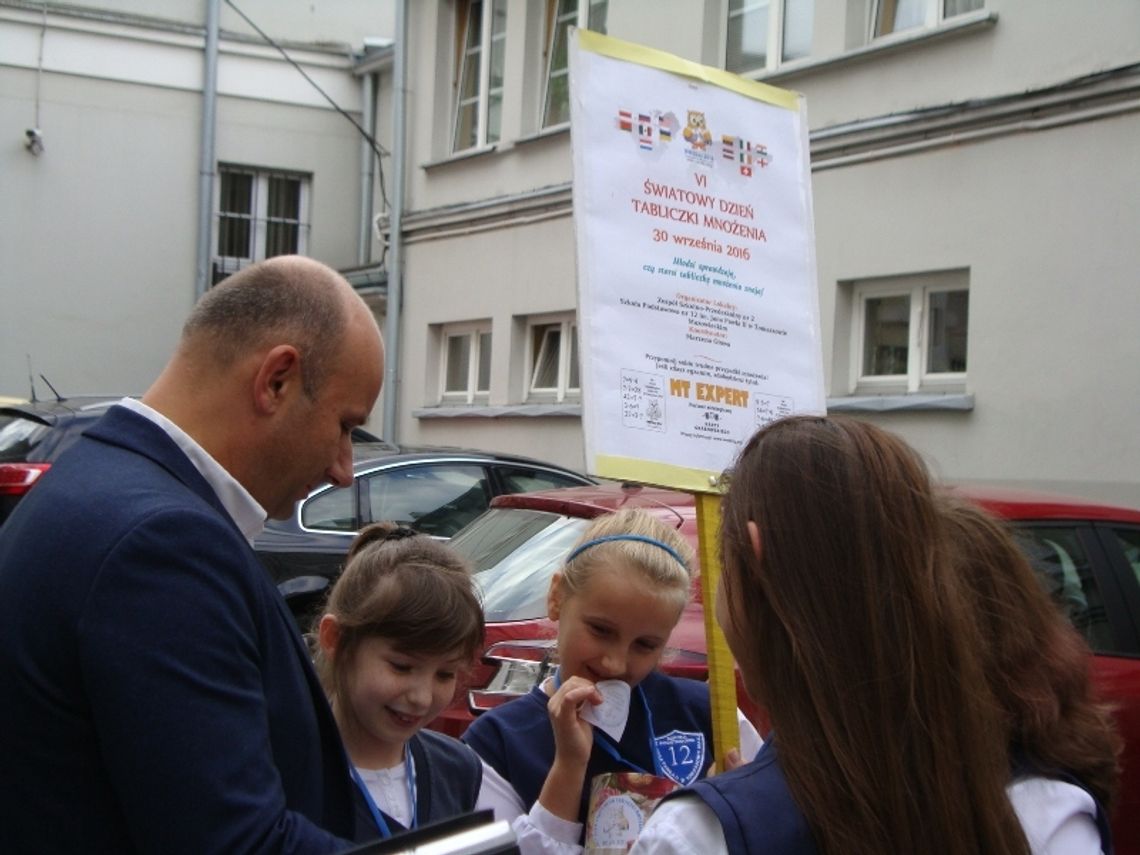 Uczniowie „dwunastki” sprawdzają, jak tomaszowianie tabliczkę mnożenia znają