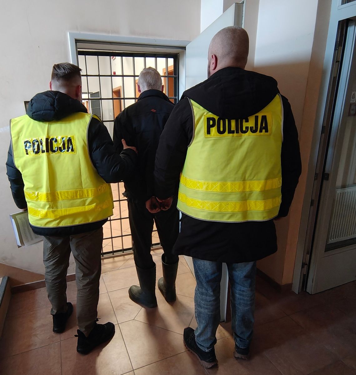 Ukradł dwa auta w kilka dni. 27-latek wpadł w Tomaszowie po kradzieży paliwa