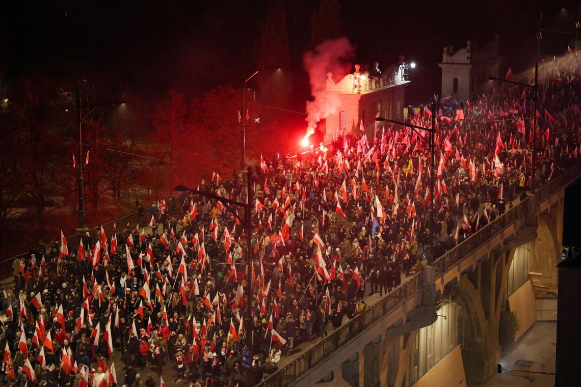 Ulicami Warszawy przeszedł Marsz Niepodległości; duże rozbieżności w szacunkach dot. liczebności