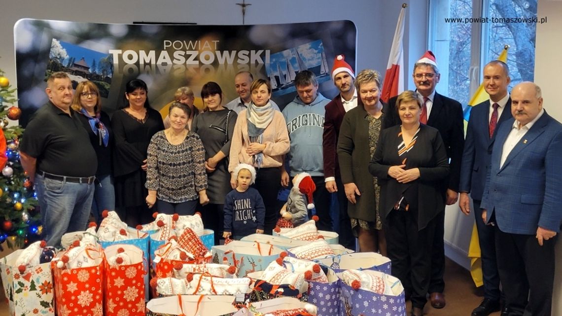 Upominki dla dzieci wręczono... opiekunom