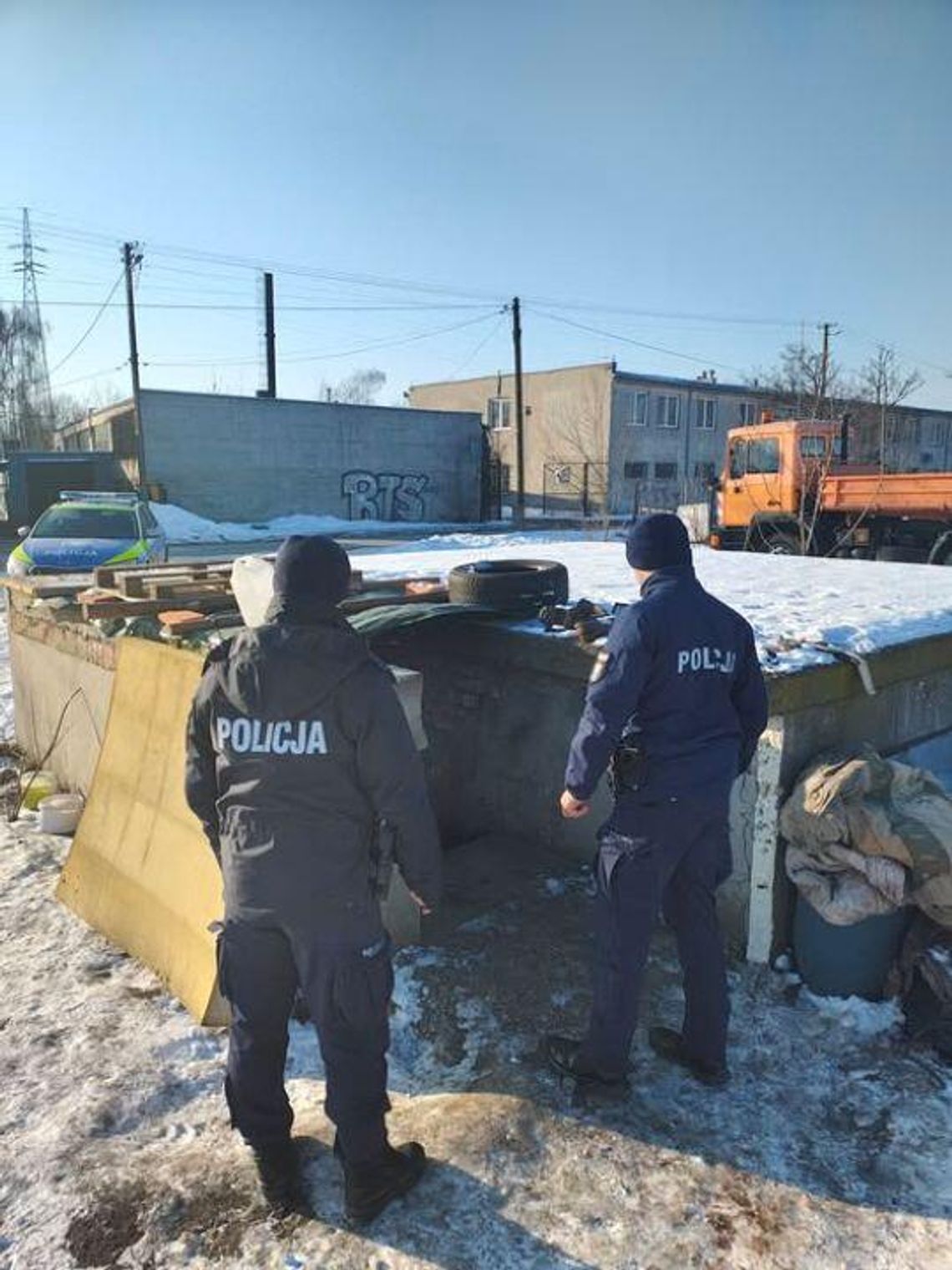 Uwaga na mróz. Policjanci kontrolują pustostany i sprawdzają, czy nikt nie potrzebuje pomocy
