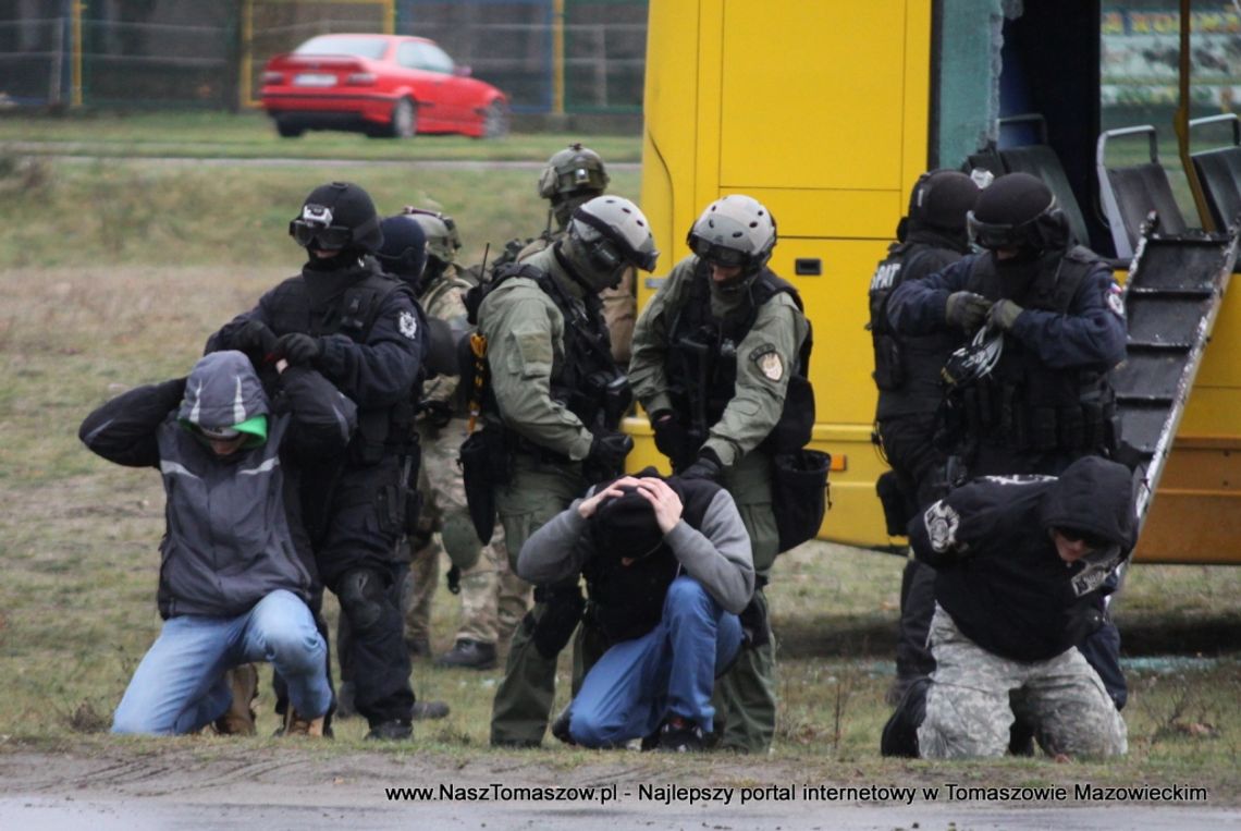 Uwolnili zakładników uwięzionych w autobusie