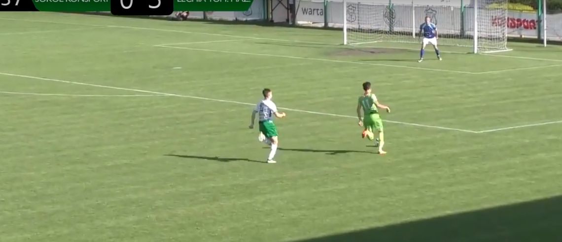 (VIDEO) Sokół zamknięty w piłkarskiej klatce Lechii