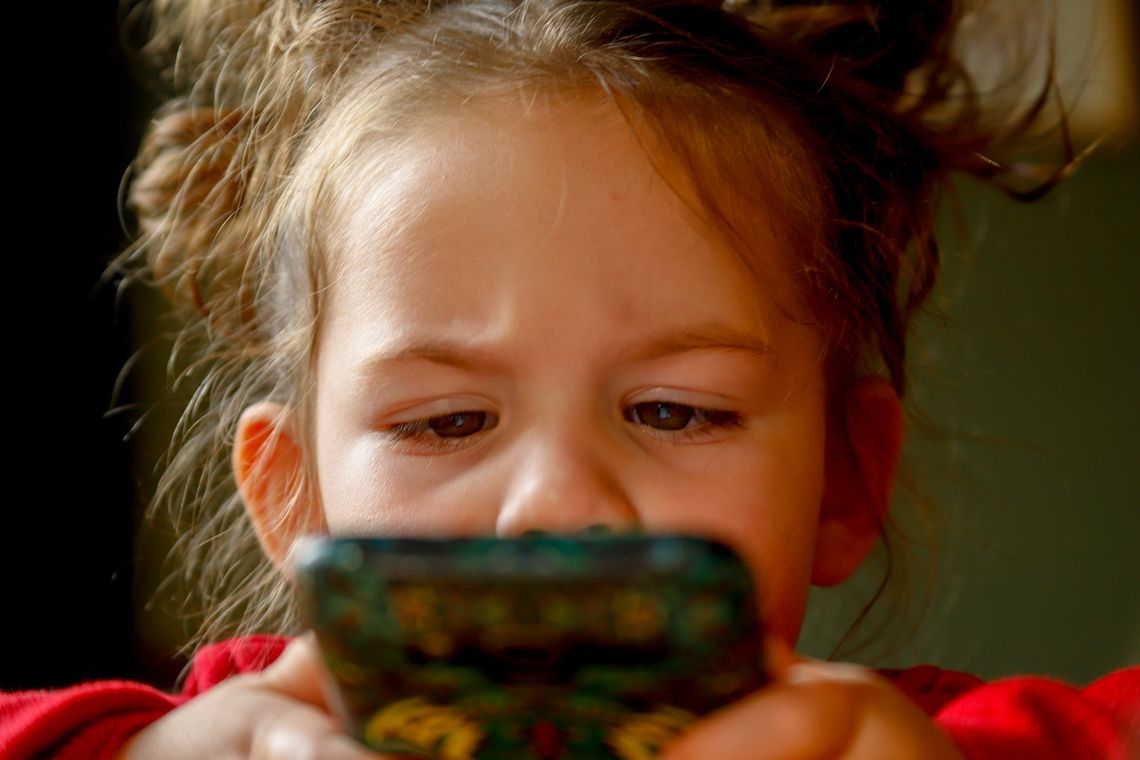 W efekcie pandemii coraz więcej dzieci jest uzależnionych od internetu i smartfonów. Negatywnie wpłynie to na ich rozwój i relacje społeczne