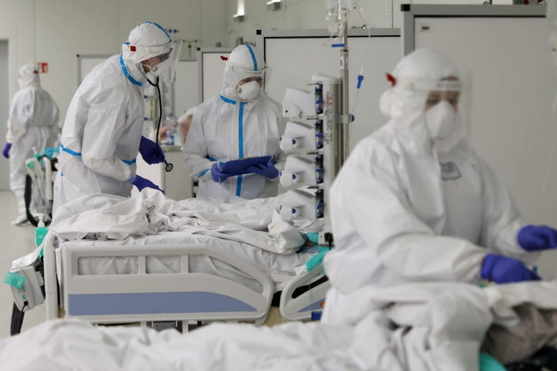 W Polsce zmarło ponad 110 tys. osób z COVID-19, w tym 304 lekarzy i 257 pielęgniarek