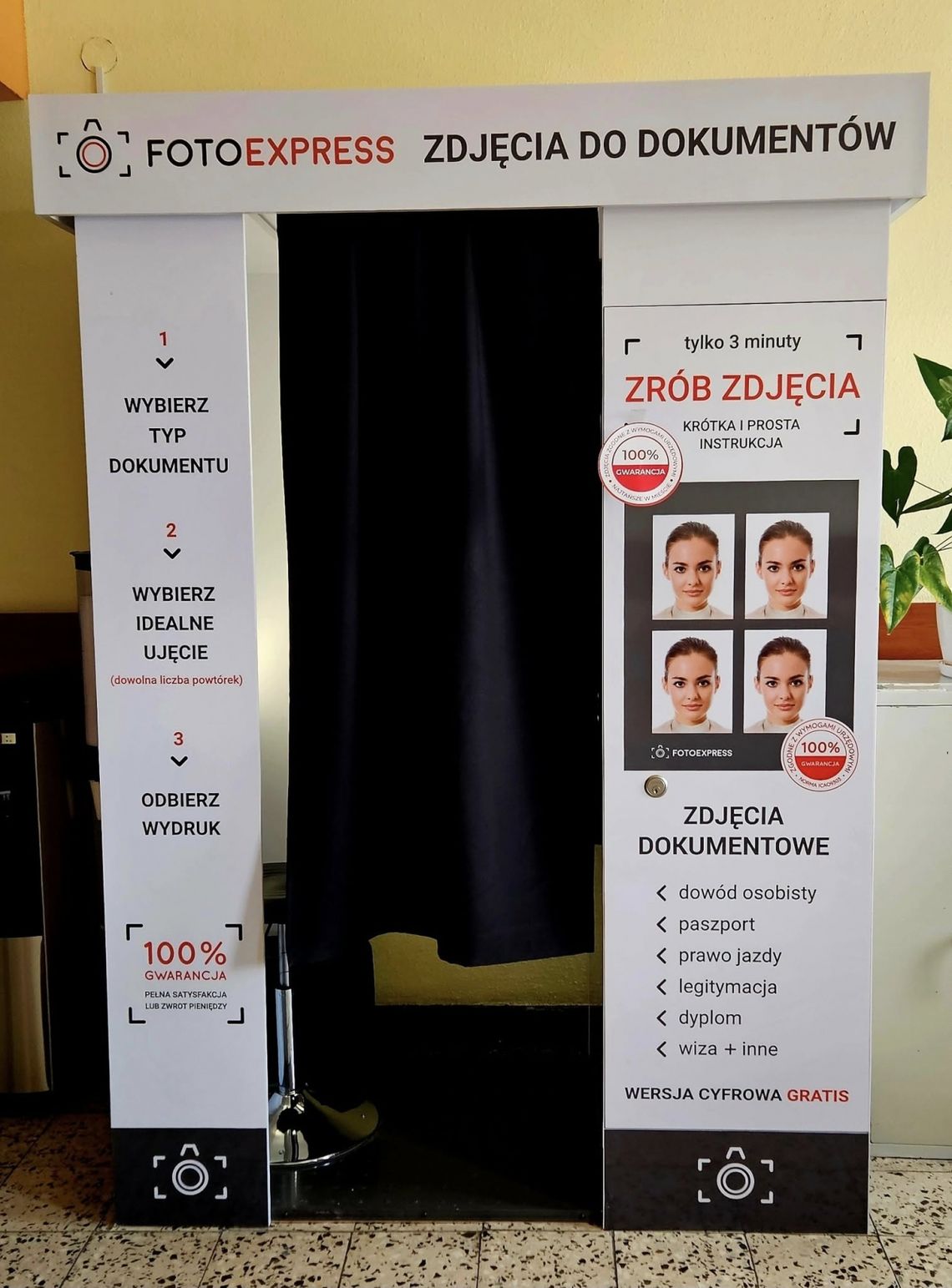 W Urzędzie Gminy Lubochnia dostępna jest fotobudka.