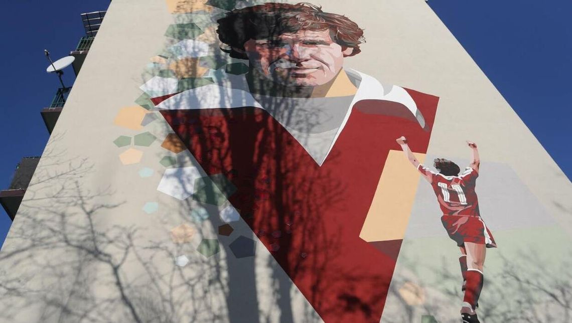 Wandale zniszczyli murale Włodzimierza Smolarka i legend Widzewa