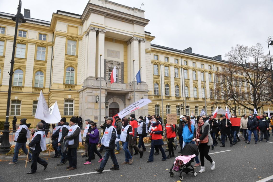 Warszawa: pod KPRM protestują pracownicy budżetówki