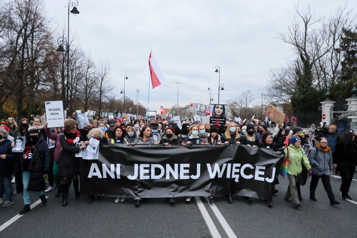 Warszawa: rozpoczął się protest pod hasłem "Ani jednej więcej" przed TK