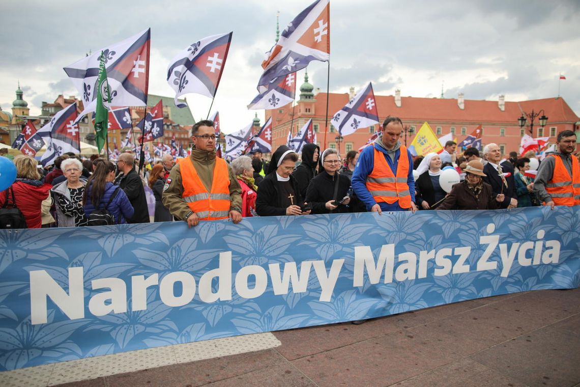 Warszawa: z placu Zamkowego wyruszył Narodowy Marsz Życia
