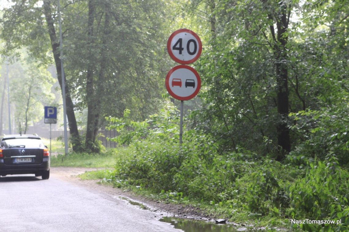 Wąska, niezbezpieczna, bez chodnika i źle oznakowana