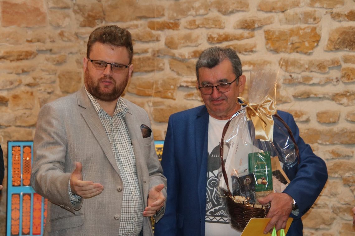 Wernisaż w Zamku Inowłódz. Aleksander Dutkiewicz pokazał tysiąc wycinanek