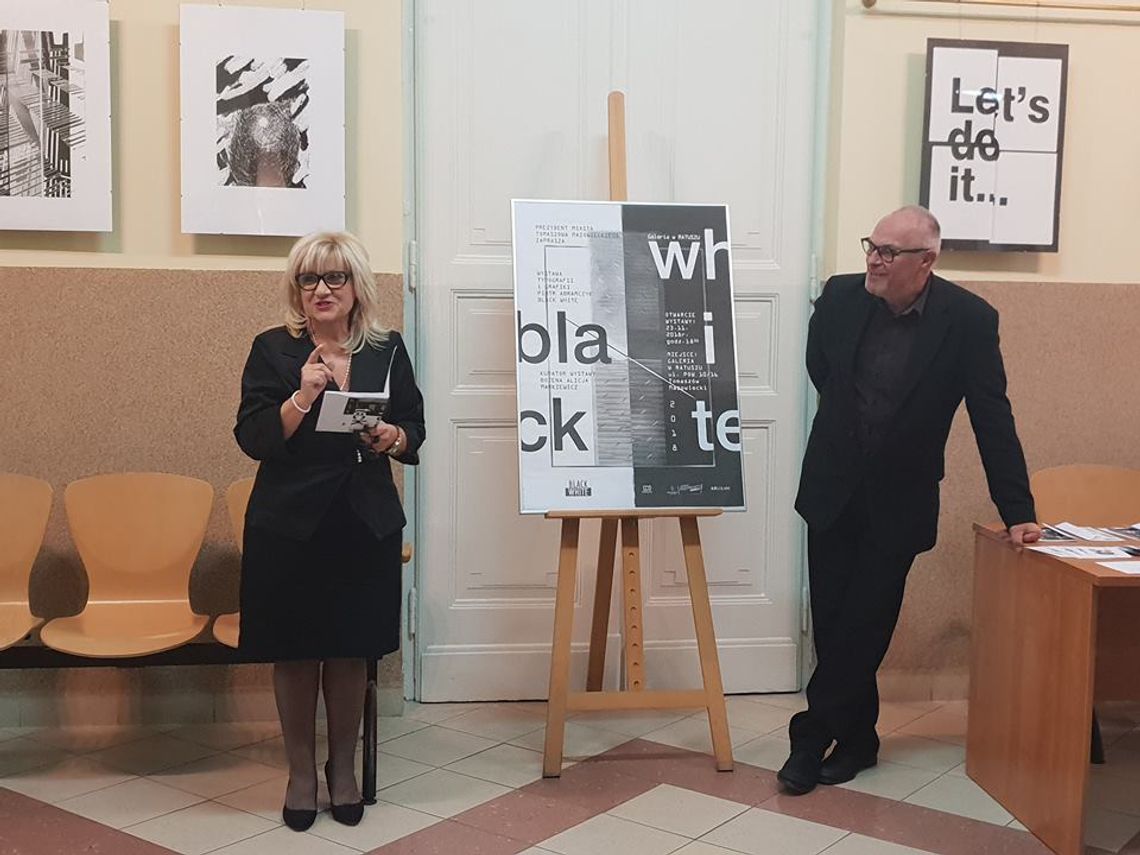 Wernisaż wystawy "Black White" autorstwa Piotra Abramczyka