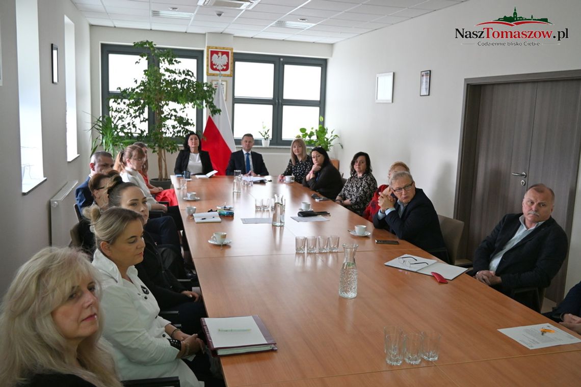 Wideokonferencja o bezpieczeństwie szkół. Samorządy i służby rozmawiały o zagrożeniach Wideokonferencja o bezpieczeństwie szkół. Samorządy i służby rozmawiały o zagrożeniach