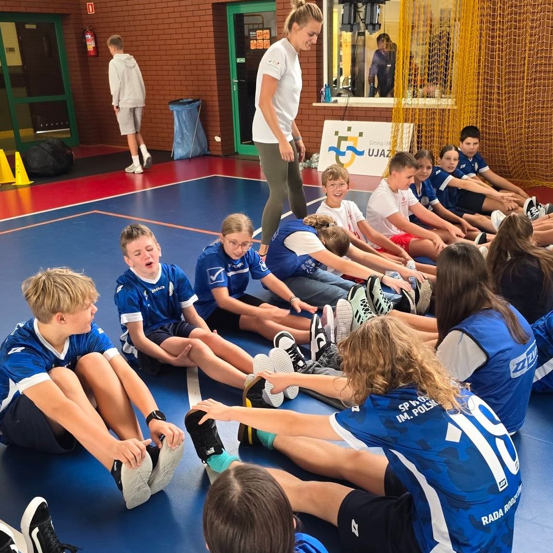 Wielka Olimpijska Lekcja WF w Niewiadowie. Dzieci ćwiczyły z mistrzami, a hala dudniła radością Wielka Olimpijska Lekcja WF w Niewiadowie. Dzieci ćwiczyły z mistrzami, a hala dudniła radością