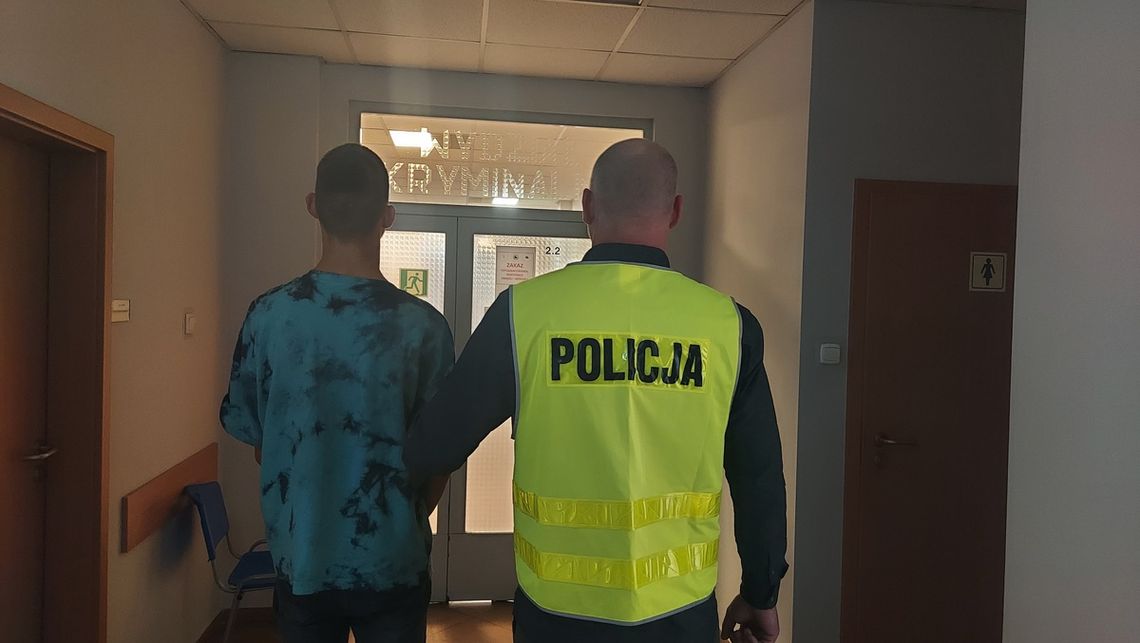 Włamali się do garażu rodzinnego domu dziecka. Zatrzymani 18- i 20-latek usłyszeli łącznie 14 zarzutów Włamali się do garażu rodzinnego domu dziecka. Zatrzymani 18- i 20-latek usłyszeli łącznie 14 zarzutów