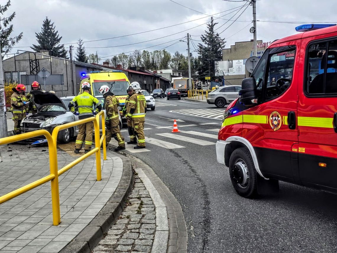 Wypadek drogowy w Ujeździe. Jedna osoba trafiła do szpitala