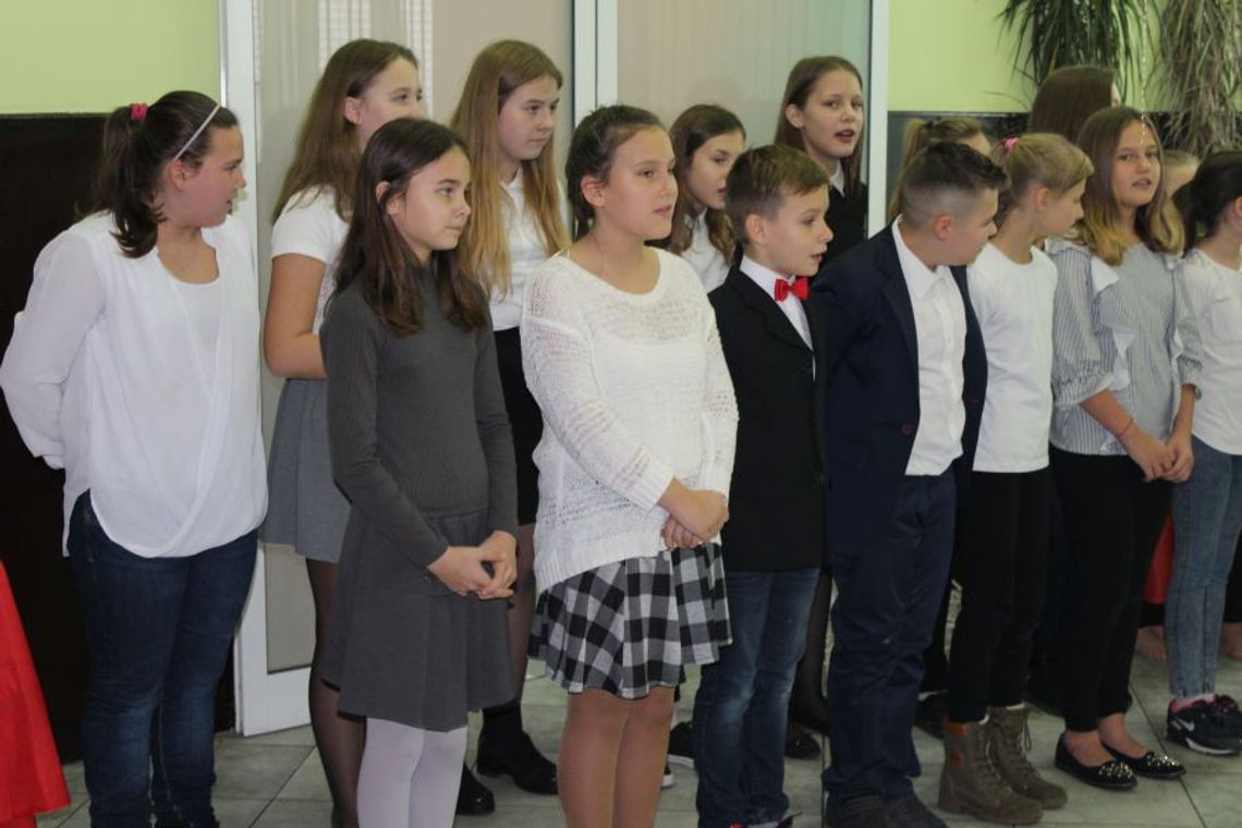 Występ uczniów SP Nr 8 z okazji Dnia Niepodległości w Domu Pomocy Społecznej