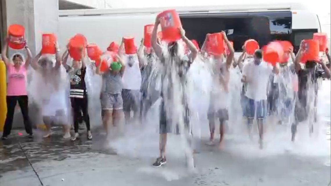 Z krainy cieni: głupek z wiadrem na głowie