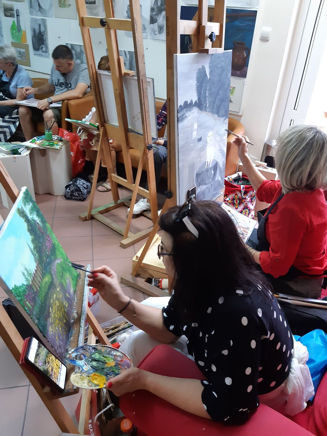 Z pasji do sztuki – zajęcia plastyczne z Mirosławem Bernackim w MCK „Tkacz”