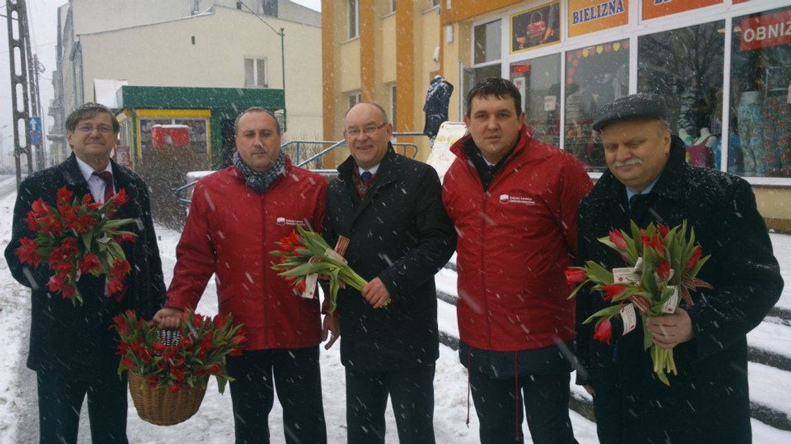 Z tulipanami w rękach