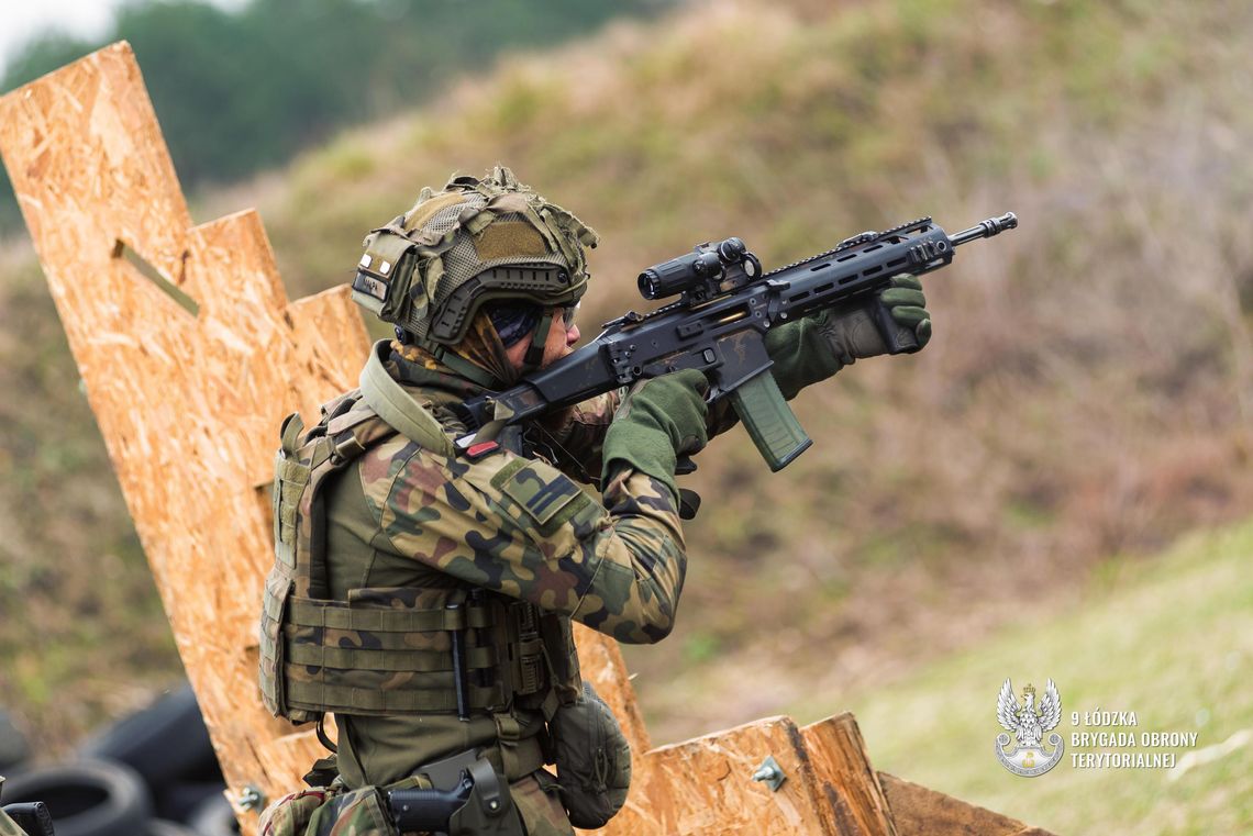 Zajęcia strzeleckie 9 Łódzkiej Brygady Obrony Terytorialnej z 1 Warszawską Brygadą Pancerną