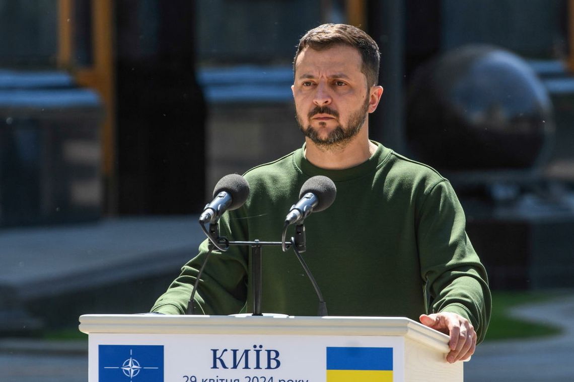 Zełenski: w kwietniu wróg użył w atakach na Ukrainę 3200 bomb, ponad 600 dronów i pocisków
