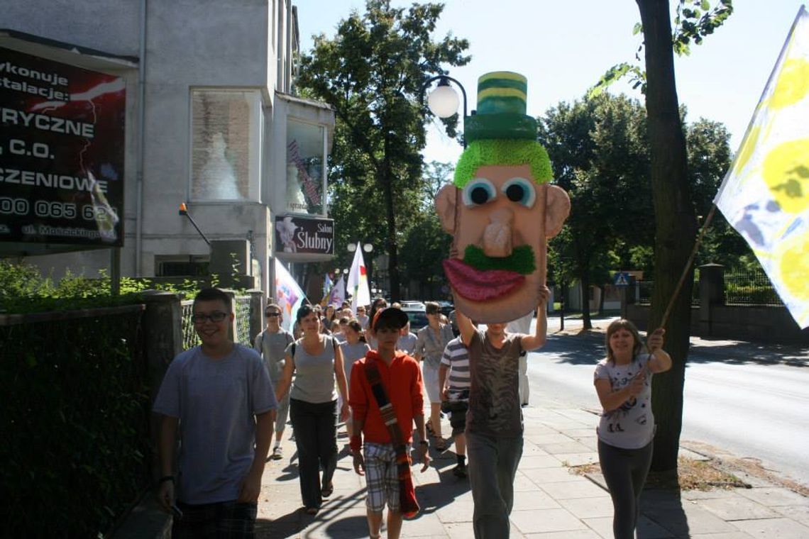 Zielony wędrowiec w letnim teatrze