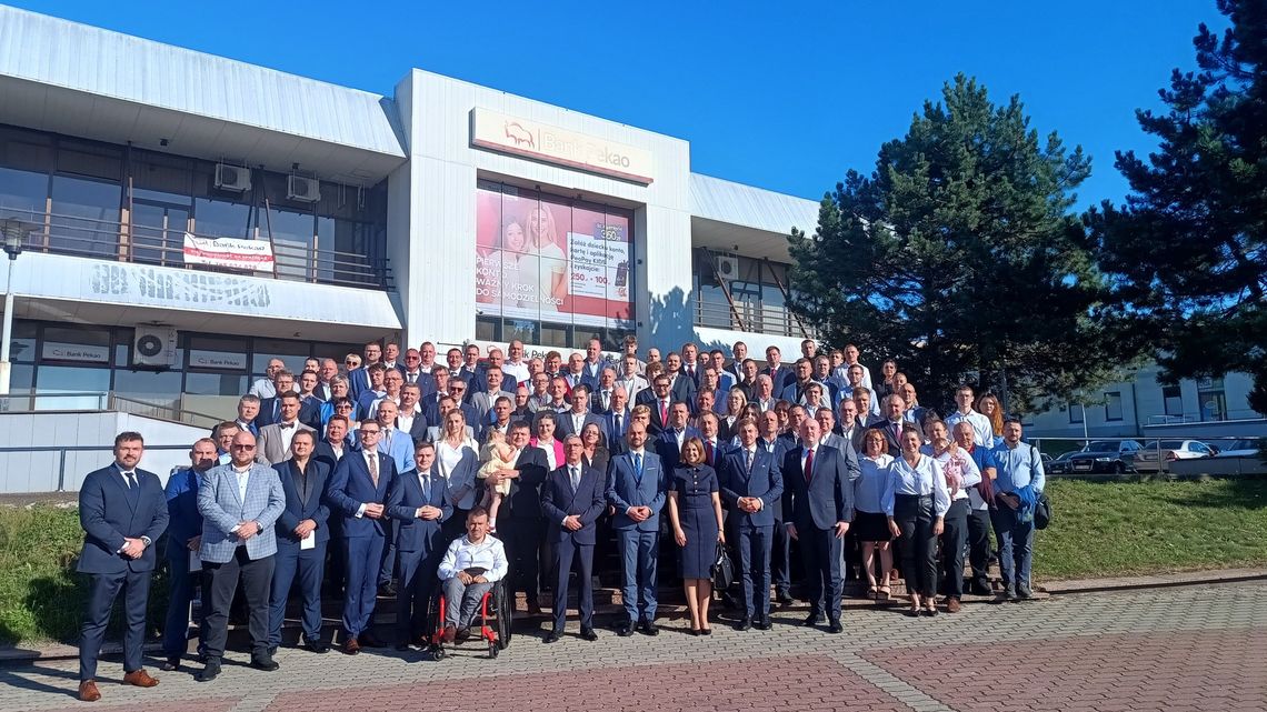 Zjazd Ruchu Narodowego woj. łódzkiego w Piotrkowie. Reportaż z sali pełnej biało-czerwonej energii