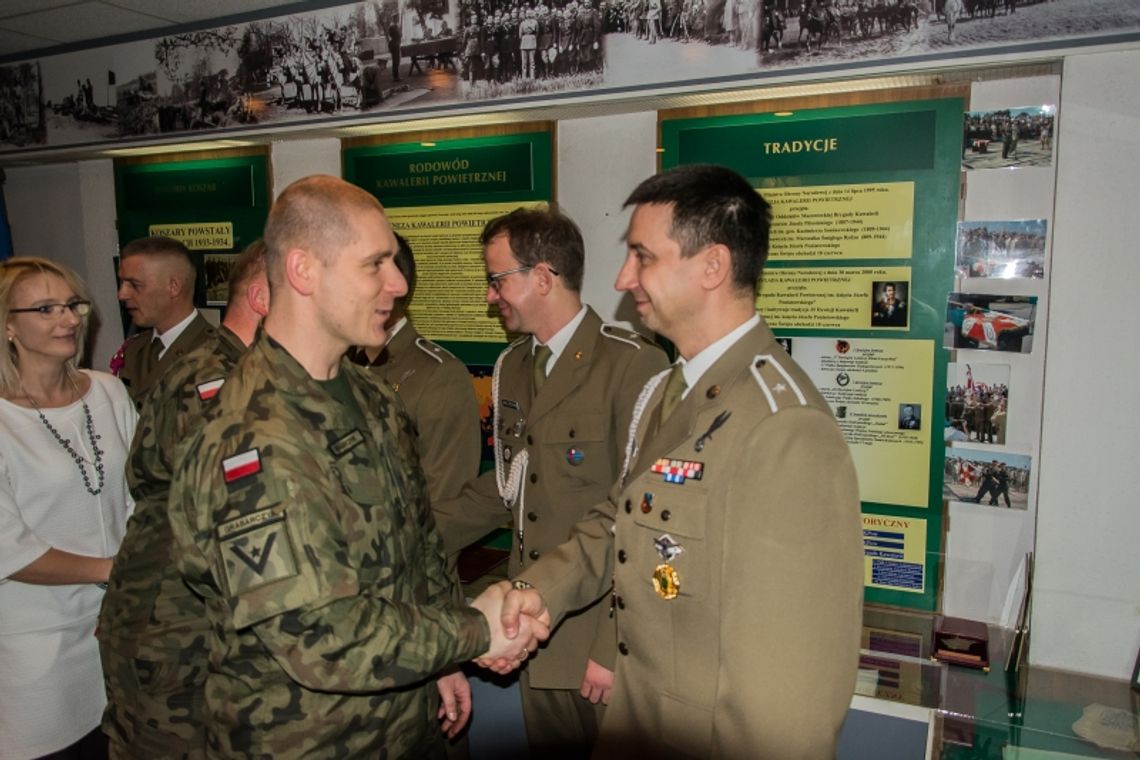 Zmiana warty w 25 BKPow. Do rezerwy i innych jednostek odchodzą doświadczeni żołnierze Zmiana warty w 25 BKPow. Do rezerwy i innych jednostek odchodzą doświadczeni żołnierze
