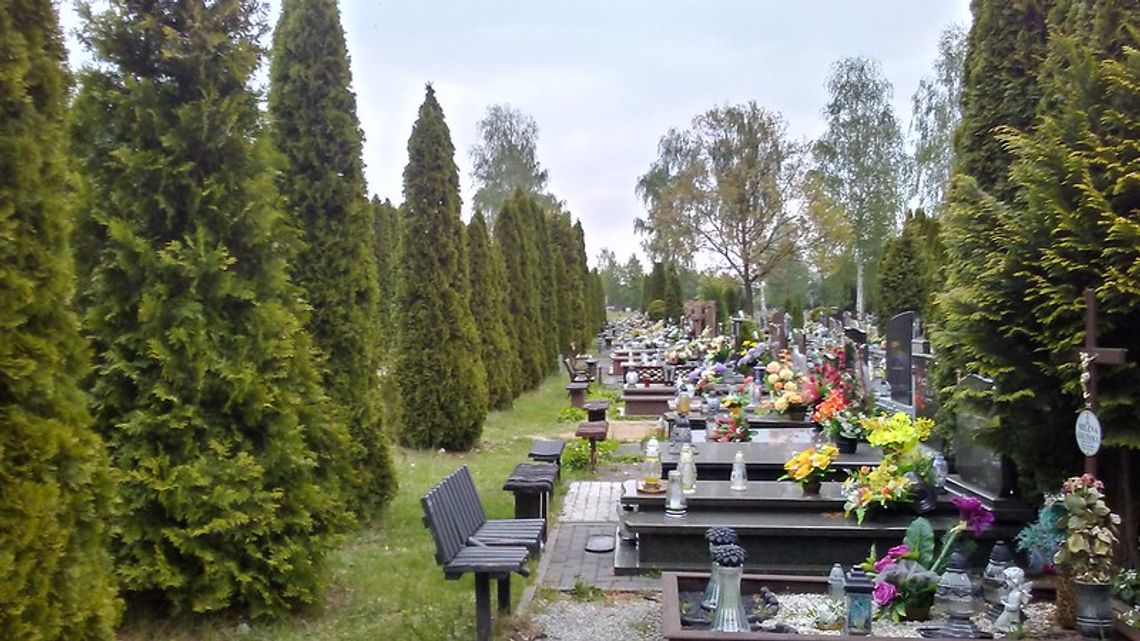 Zniczodzielnia na cmentarzu przy Dąbrowskiej