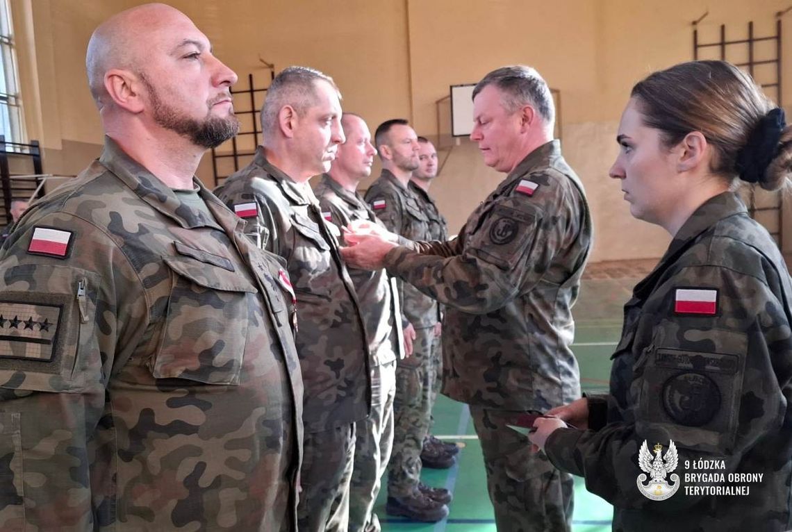 Żołnierze 9 ŁBOT otrzymali awanse, odznaczenia i wyróżnienia Żołnierze 9 ŁBOT otrzymali awanse, odznaczenia i wyróżnienia