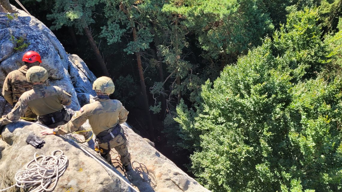 Żołnierze z 1. Batalionu Kawalerii Powietrznej trenują ratownictwo górskie Żołnierze z 1. Batalionu Kawalerii Powietrznej trenują ratownictwo górskie