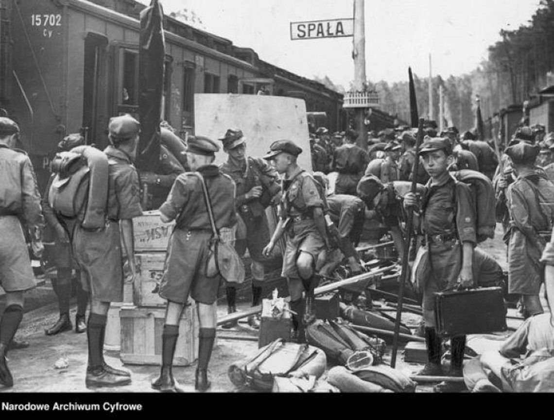 „Żubr, namioty i tysiące mundurów – niezwykła historia zlotu w Spale” „Żubr, namioty i tysiące mundurów – niezwykła historia zlotu w Spale”