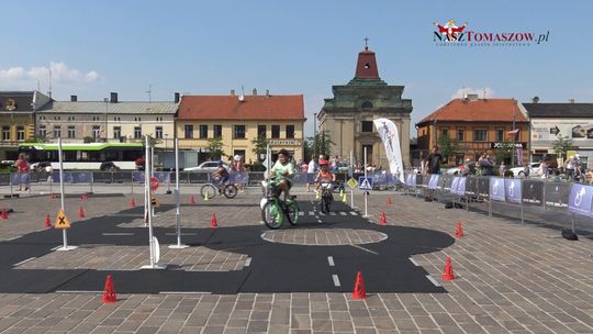 Happening z okazji Międzynarodowego Dnia Teatru z udziałem grup teatralnych   