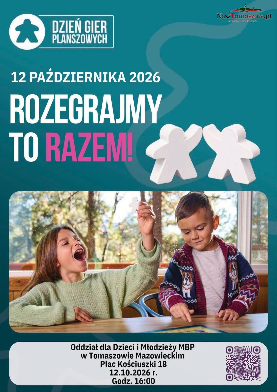 Plakat Dnia Gier Planszowych z hasłem „Rozegrajmy to razem!” i zdjęciem dzieci grających w planszówkę