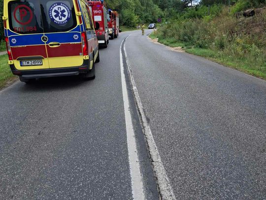 Groźnie na drodze. Pijany i rozpędzony zatrzymał się na dachu.