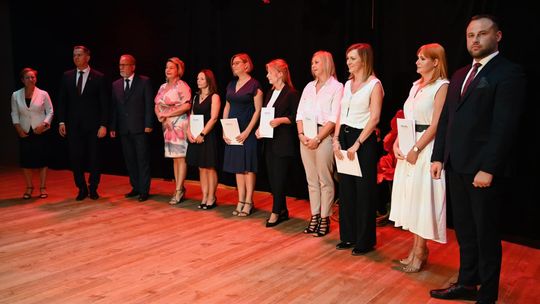Uzdolnieni uczniowie z nagrodami