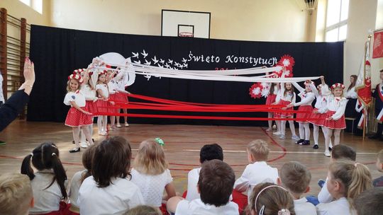 Uroczysta akademia z okazji Świąt Majowych w Szkole Podstawowej nr 9 im. ks. Jana Twardowskiego