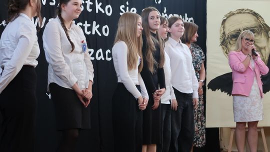 Miłość, prostota i dziecięcy zachwyt – finał konkursów inspirowanych twórczością ks. Jana Twardowskiego w Szkole Podstawowej nr 9