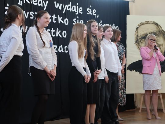 Miłość, prostota i dziecięcy zachwyt – finał konkursów inspirowanych twórczością ks. Jana Twardowskiego w Szkole Podstawowej nr 9